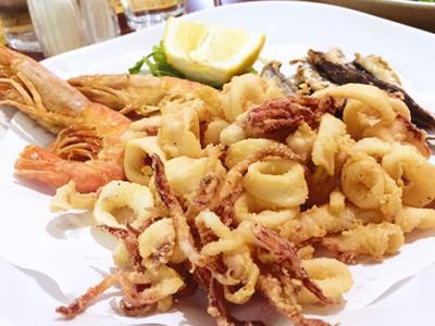 Fritto misto di mare con gamberi e calamari.