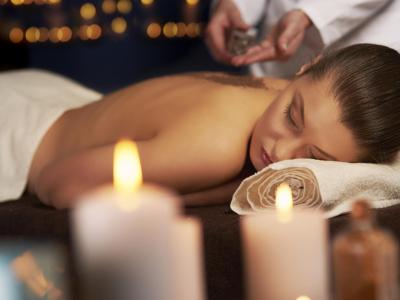 Massaggio rilassante con candele e oli essenziali.
