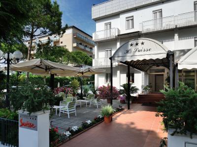 Hotel Suisse: elegante, con terrazza esterna e giardino fiorito.