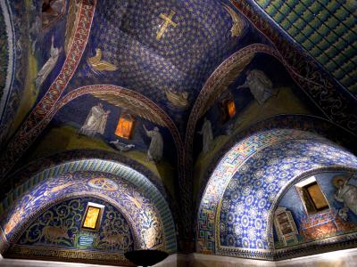 Bunte byzantinische Mosaiken auf dem Gewölbe einer alten Kirche.