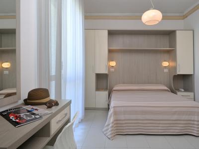 Modernes Schlafzimmer mit Doppelbett und Schreibtisch.