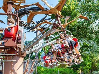 Giostra con dinosauri volanti in un parco divertimenti.