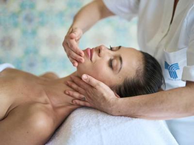 Massaggio facciale rilassante in spa con terapeuta professionista.