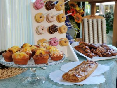 Buffet di dolci con muffin, ciambelle e pasticcini.