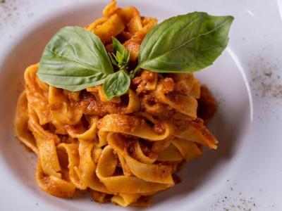 Tagliatelle mit Sauce und Basilikum, eine Explosion italienischer Aromen.