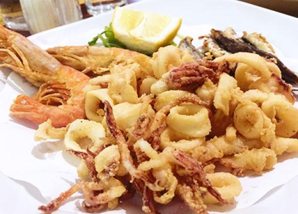 Fritto misto di mare con gamberi e calamari.