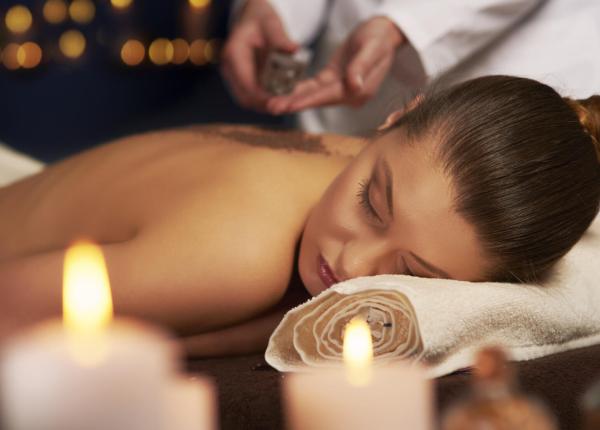 Massaggio rilassante con candele e oli essenziali.
