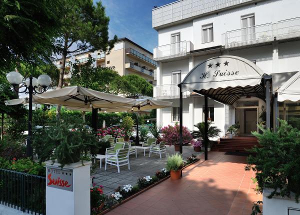 Hotel Suisse: elegante, con terrazza esterna e giardino fiorito.