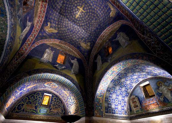 Bunte byzantinische Mosaiken auf dem Gewölbe einer alten Kirche.