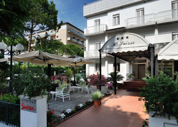 Hôtel Suisse : terrasse extérieure accueillante avec jardin fleuri, idéale pour se détendre.
