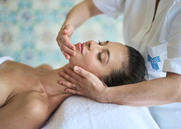 Massaggio facciale rilassante in spa con terapeuta professionista.