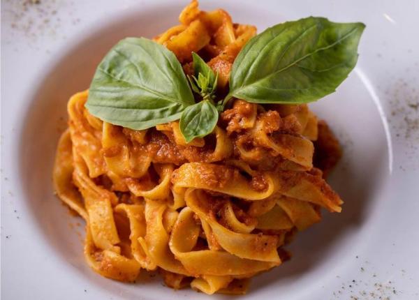 Tagliatelle mit Sauce und Basilikum, eine Explosion italienischer Aromen.